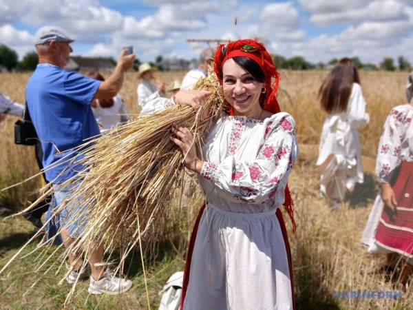 «Зажинки»: перші зібрані колоски поклали на різдвяний дідух 22 «Зажинки»: перші зібрані колоски поклали на різдвяний дідух 22