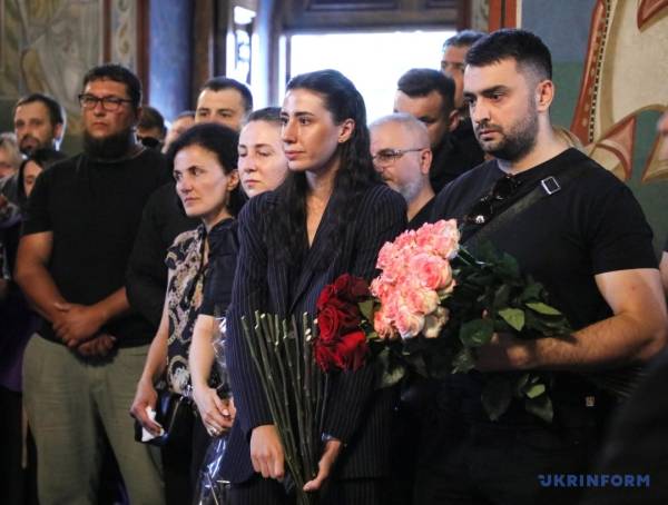 На згадку про Валентину Савіцьку. «Я прагну, аби кожен знав, якою була моя Валя» 14 На згадку про Валентину Савіцьку. «Я прагну, аби кожен знав, якою була моя Валя» 14