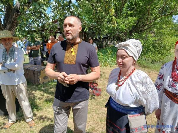 «Зажинки»: перші зібрані колоски поклали на різдвяний дідух 25 «Зажинки»: перші зібрані колоски поклали на різдвяний дідух 25
