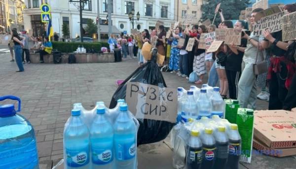 У столиці та інших населених пунктах вже п'ятий день тривають демонстрації. 79 У столиці та інших населених пунктах вже п'ятий день тривають демонстрації. 79