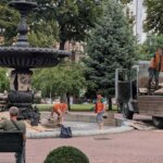 Неподалік театру імені Франка в Києві комунальні служби демонтують плакати учасників мітингу. 6