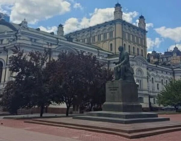 «Чи закінчилася війна?» Несподіване зняття захисних споруд з київських пам’ятників викликало бурхливу реакцію в Інтернеті.