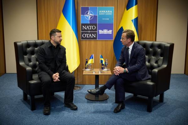 Шведський прем'єр-міністр провів зустріч із Зеленським щодо постачання Gripen та навчання пілотів 4