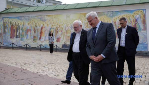 Зустріч Сибіги зі спецпосланцем Папи Лева XIV стосовно повернення полонених і заручників з Росії. 9