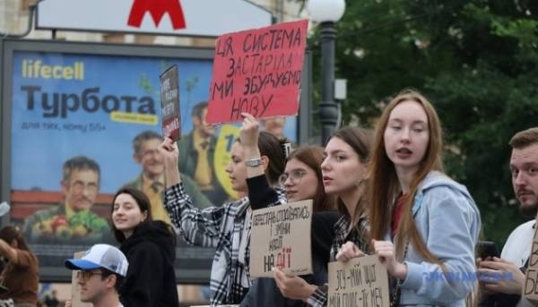 Мітинги в Києві та інших містах тривають вже шостий день поспіль.
