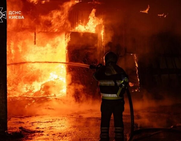 Балістичний удар по Києву: наслідки, показані рятувальниками