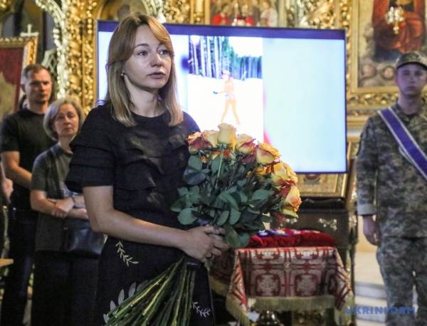 На згадку про Валентину Савіцьку. «Я прагну, аби кожен знав, якою була моя Валя» 20 На згадку про Валентину Савіцьку. «Я прагну, аби кожен знав, якою була моя Валя» 20