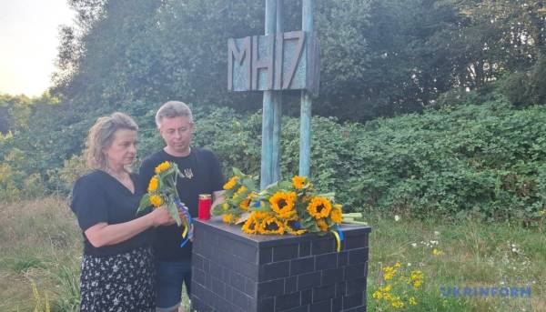 Українці вшанували пам'ять загиблих у трагедії рейсу MH17 у нідерландському місті Ейндговен. 6 Українці вшанували пам'ять загиблих у трагедії рейсу MH17 у нідерландському місті Ейндговен. 6