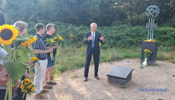 Українці вшанували пам'ять загиблих у трагедії рейсу MH17 у нідерландському місті Ейндговен. 15 Українці вшанували пам'ять загиблих у трагедії рейсу MH17 у нідерландському місті Ейндговен. 10