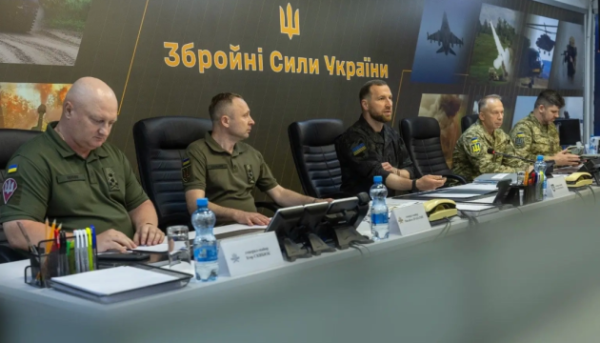 Хмара представив вищому керівництву Генерального штабу Драпатого та Скибюка. 1 Хмара представив вищому керівництву Генерального штабу Драпатого та Скибюка. 1