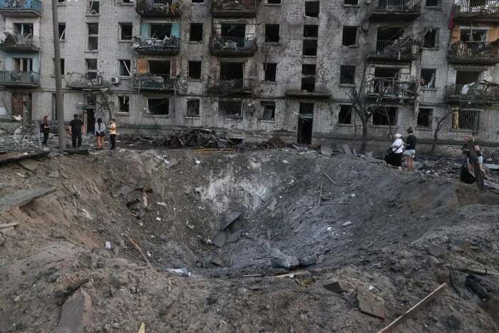 Вибух у Києві: ракета спричинила вирву біля багатоповерхівки на Дарниці (відео)