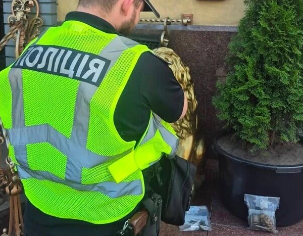 Біля столичного ресторану невідомі залишили куртку, в якій знаходилися гранати.