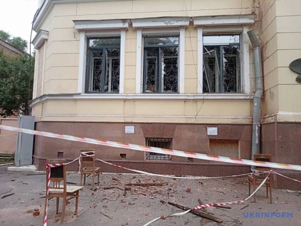 У Харківському художньому музеї надали додаткову інформацію щодо збитків, завданих картинам після атаки РФ. 8 У Харківському художньому музеї надали додаткову інформацію щодо збитків, завданих картинам після атаки РФ. 8