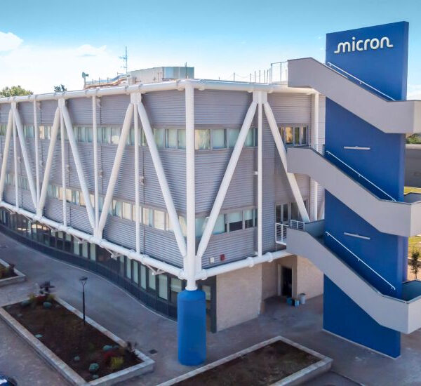 Маск розкрив: Micron надала Tesla ключові запаси чіпів пам’яті