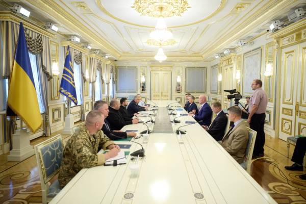 Зеленський провів переговори з послом Сполучених Штатів при НАТО Вітакером щодо дронів та ракет для Patriot 5 Зеленський провів переговори з послом Сполучених Штатів при НАТО Вітакером щодо дронів та ракет для Patriot 5