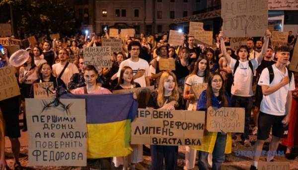 72% українців виступають проти відсторонення Федорова з крісла очільника оборонного відомства