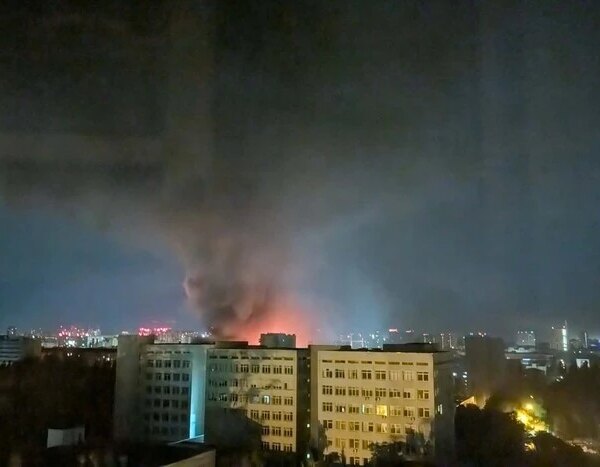 Рятувальники витягують людей з вогню: ДСНС продемонструвала наслідки руйнувань у Києві (фото)