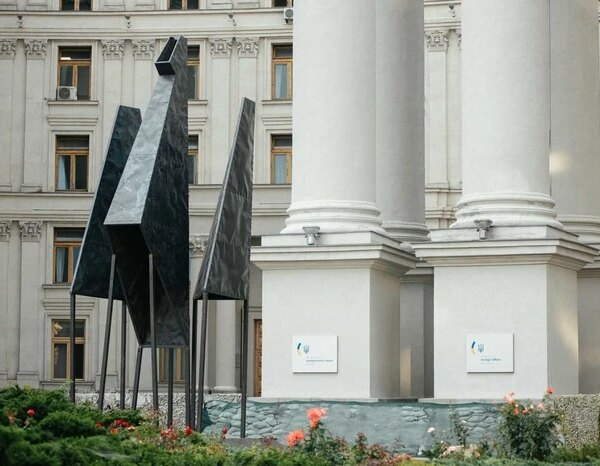 Митецький витвір, який пережив полум’я в Сполучених Штатах, розмістили в Києві (з фотографіями)