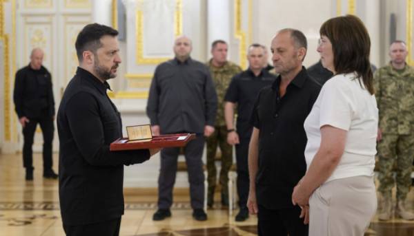 Володимир Зеленський вшанував захисників України державними відзнаками. 24 Володимир Зеленський вшанував захисників України державними відзнаками. 24