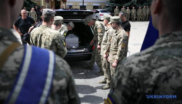 У столиці відбулося прощання з комунікаційницею УДО Валентиною Савіцькою, яка загинула від влучання російського снаряду 33 У столиці відбулося прощання з комунікаційницею УДО Валентиною Савіцькою, яка загинула від влучання російського снаряду 33