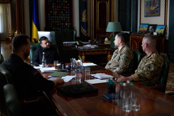 Зеленський проводить подальші зустрічі з вищим військовим командуванням та польовими командирами. 5 Зеленський проводить подальші зустрічі з вищим військовим командуванням та польовими командирами. 5
