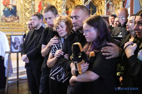На згадку про Валентину Савіцьку. «Я прагну, аби кожен знав, якою була моя Валя» 19 На згадку про Валентину Савіцьку. «Я прагну, аби кожен знав, якою була моя Валя» 19