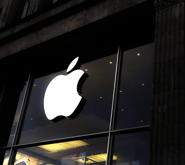 Apple змушує постачальників знизити ціни на OLED-дисплеї для iPhone 18 через дефіцит пам’яті