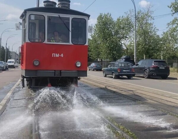 Головна 107 Як у Києві зволожують трамвайні рейки влітку (фото)