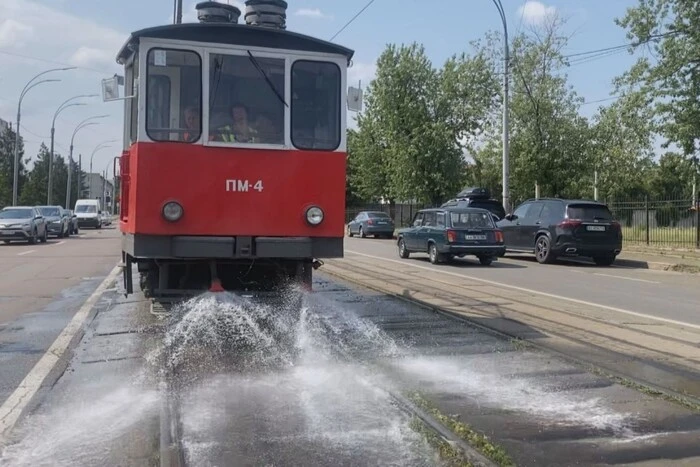Головна 98 Як у Києві зволожують трамвайні рейки влітку (фото)