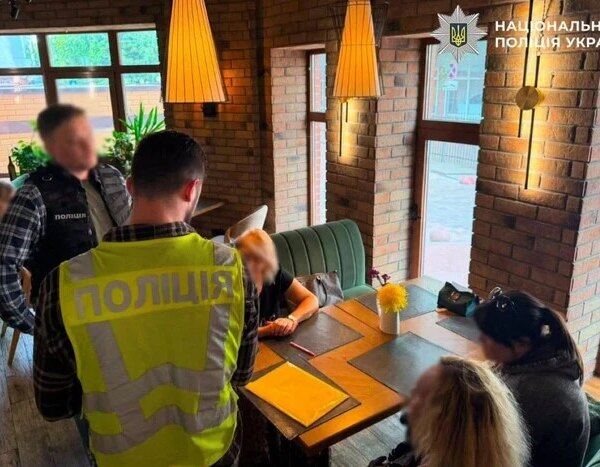 За хабарі влаштовували на навчання: у Києві викрито двох педагогів