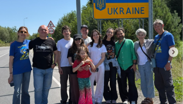 Головна 106 Актор з Голлівуду Джессі Айзенберг допомагає на Львівщині