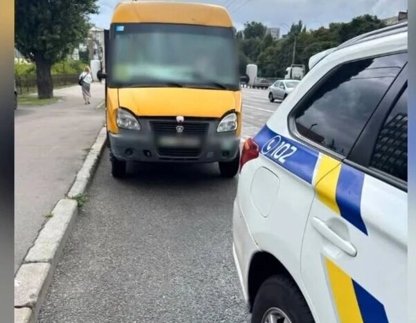 Водій маршрутки отримав штраф від патрульних через технічну несправність транспортного засобу, що спричинило потрапляння води до салону.