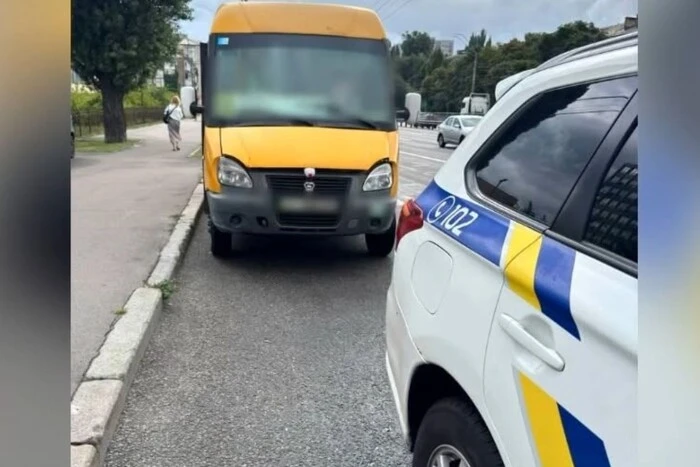 Дощ заливав пасажирів: патрульні оштрафували водія через несправність маршрутки