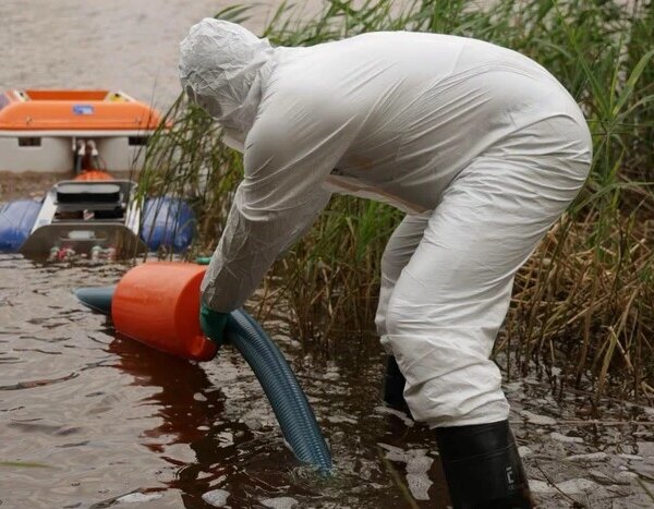 Риба, птахи та комахи гинуть. У Києві рятувальники прибирають водойму,&hellip;