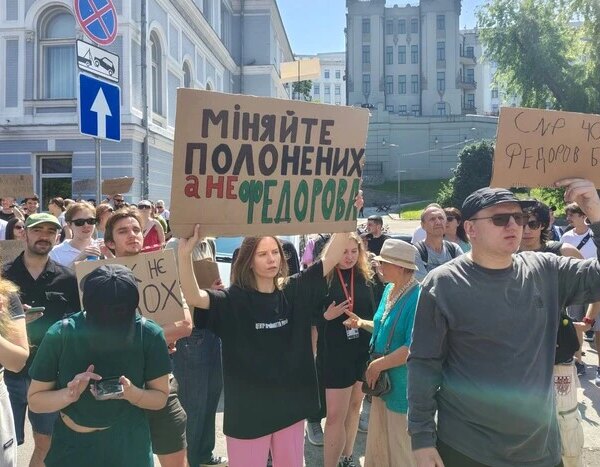 «Поверніть Федорова»: молодь Києва протестує проти відставки міністра