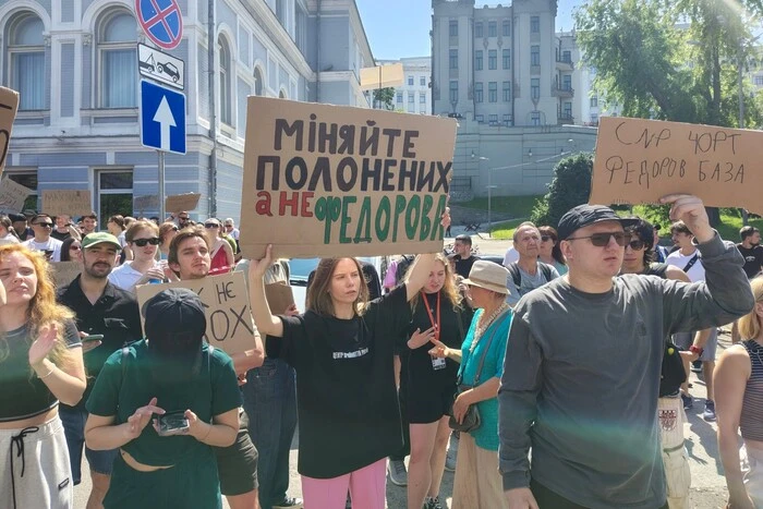 «Поверніть Федорова»: молодь Києва протестує проти відставки міністра 3 «Поверніть Федорова»: молодь Києва протестує проти відставки міністра 2