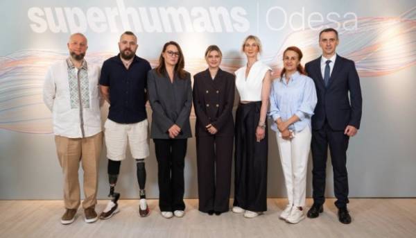 Головна 95 Перша леді відвідала відкриття центру Superhumans Odesa для лікування військових…