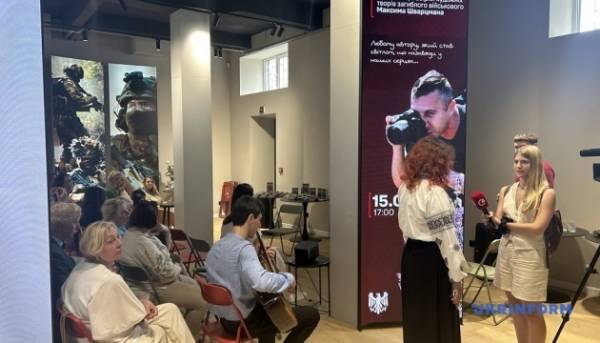 У Чернівцях відбулася презентація видання, присвяченого пам'яті телеоператора Максима Шварцмана, який загинув на війні. 7 У Чернівцях відбулася презентація видання, присвяченого пам'яті телеоператора Максима Шварцмана, який загинув на війні. 7