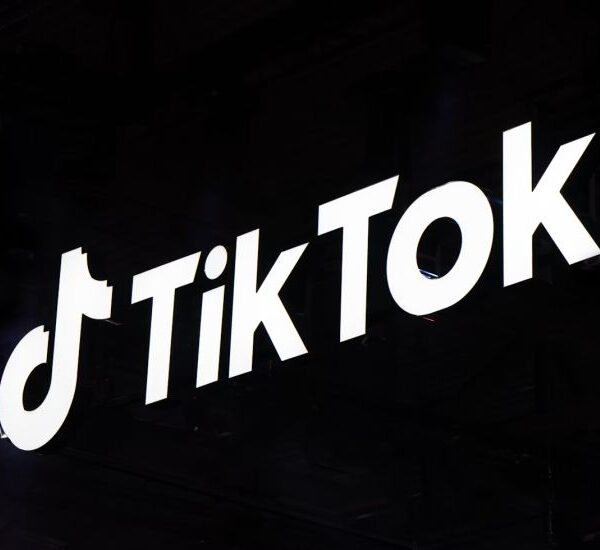 TikTok націлилися: звинувачення у шкідливому контенті для дітей та зборі даних