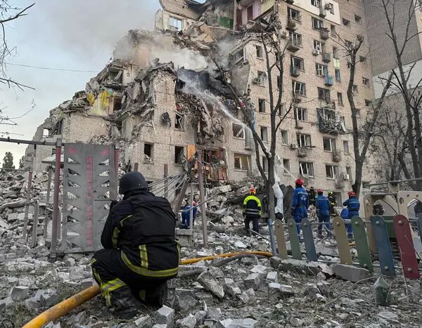 Головна 126 Росія завдала удару по Києву: пошкодження будівель, є поранені та…