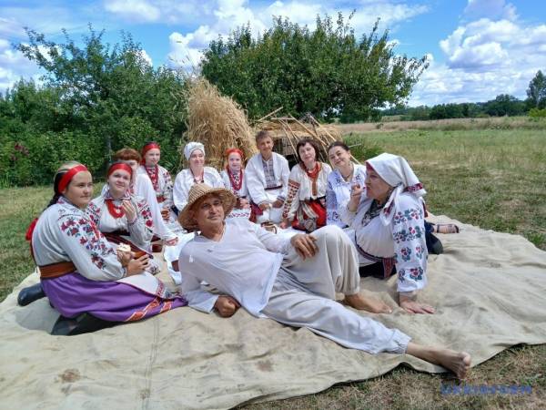 «Зажинки»: перші зібрані колоски поклали на різдвяний дідух 24 «Зажинки»: перші зібрані колоски поклали на різдвяний дідух 24