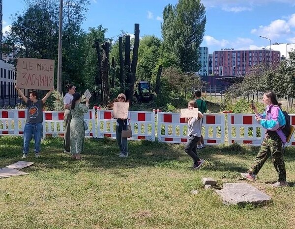 Парк під загрозою через теплотрасу: мешканці Теремків виступають проти знищення 600 дерев
