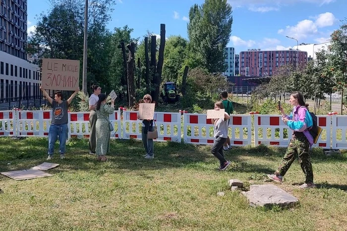 Знищення парку заради тепломагістралі: на Теремках кияни протестують проти вирубки 600 дерев
