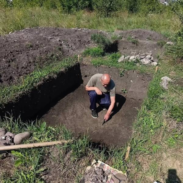Неподалік від Галича археологи знайшли рештки дерев'яної конструкції та срібник угорського походження, датований тринадцятим століттям. 9 Неподалік від Галича археологи знайшли рештки дерев'яної конструкції та срібник угорського походження, датований тринадцятим століттям. 9