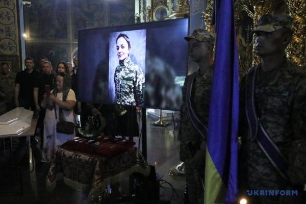 На згадку про Валентину Савіцьку. «Я прагну, аби кожен знав, якою була моя Валя» 16 На згадку про Валентину Савіцьку. «Я прагну, аби кожен знав, якою була моя Валя» 16