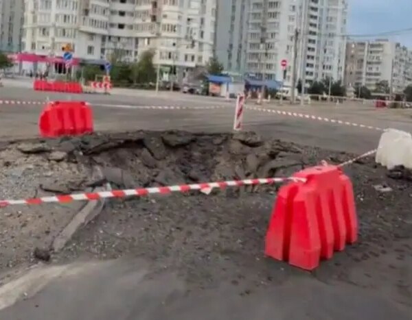 Головна 126 Величезна яма на дорозі: наслідки російського обстрілу в Дарницькому районі
