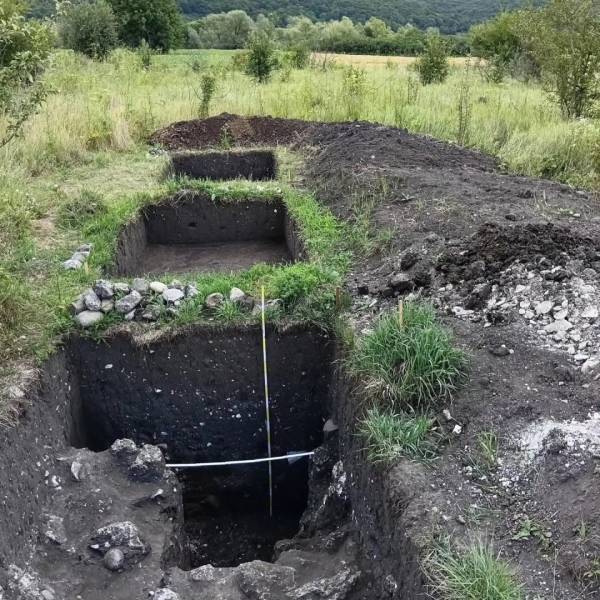 Неподалік від Галича археологи знайшли рештки дерев'яної конструкції та срібник угорського походження, датований тринадцятим століттям. 10 Неподалік від Галича археологи знайшли рештки дерев'яної конструкції та срібник угорського походження, датований тринадцятим століттям. 10