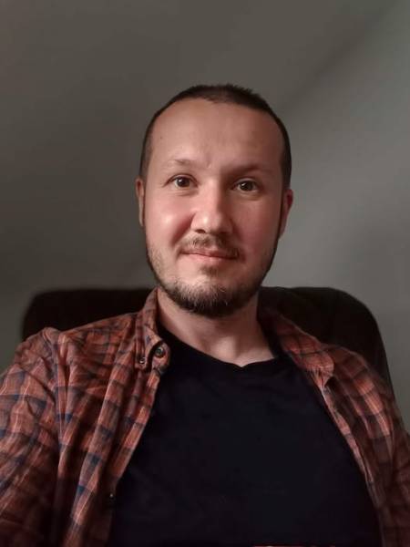 Ігор Ходжаніязов, поет, перекладач та музикознавець, загинув на передовій. 7