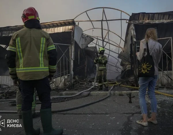 Зруйнований кратер від ракети та обгорілі магазини: події на ринку «Почайна» після ворожого удару