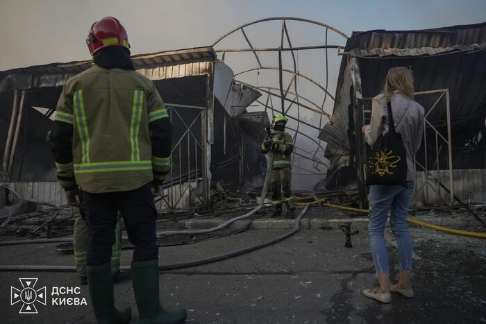 Вирва від ракети та випалені крамниці: що відбувається на ринку «Почайна» після атаки 